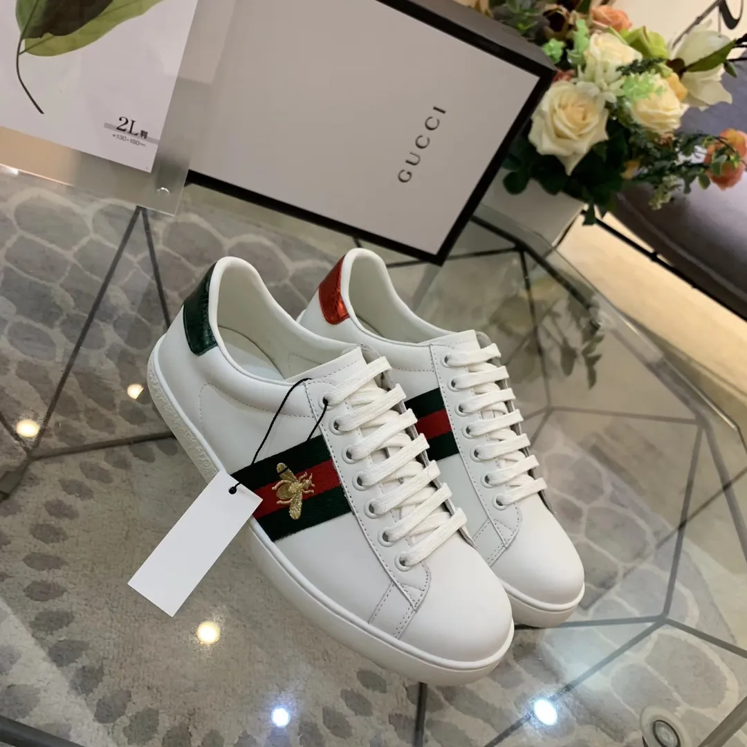 👟👟Ex-factory price 400👟👟Men's size +10 The new little bee GUCCI trendy model, launched at the counter👍top quality, wonderful presentation! Based on the basic model, the electric embroidered bee🐝 original 1:1 molded rubber outsole, flat bottom casual, and easy to match. The upper foot is super comfortable, the material is imported first-layer silk cowhide🐂. off white. Lining/foot padding sheepskin🐑. Code number: 34 to 44 with receipts, cards, tags and bags.